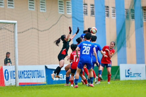 Pha tranh bóng giữa hai đội TP.HCM II vs Than KSVN. Ảnh: Thanh Tuấn 