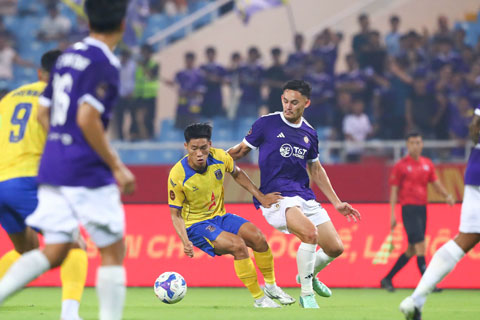 Hà Nội FC (áo tím) đã không còn mang hình bóng quân vương. Ảnh - Đức Cường