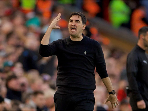 HLV Iraola bức xúc với trọng tài sau thất bại của Liverpool