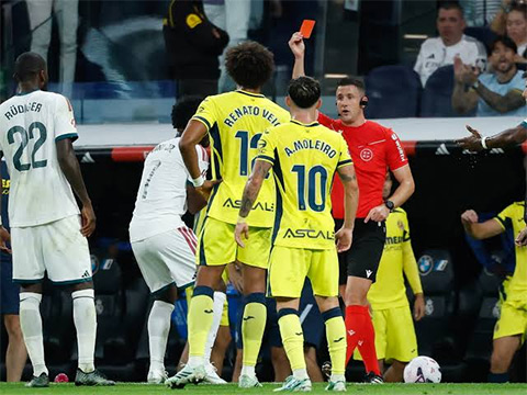 Vinicius nhận thẻ đỏ vì lỗi kéo tóc đối thủ