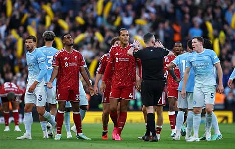 Cầu thủ Liverpool phản đối quyết định của trọng tài Kavanagh 