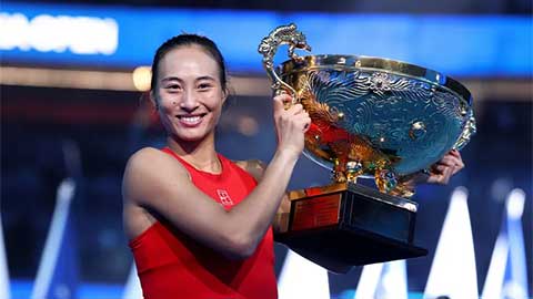 Zheng Qinwen đã trở thành tay vợt nữ Trung Quốc đầu tiên vô địch nội dung đơn nữ China Open
