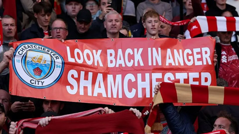 Fan Liverpool chế giễu Man City trên sân Anfield