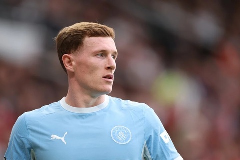 Tiền vệ Elliot Anderson của Man City đã có một màn trình diễn cực hay trước Liverpool