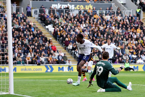 Barry sút hỏng dù trước mặt gần như chỉ còn khung thành bỏ trống ở trận hòa 2-2 của Everton trước Hull City
