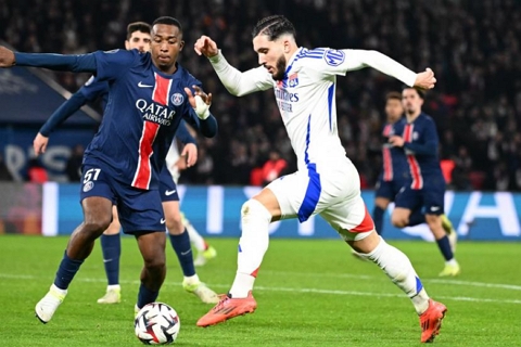 Rayan Cherki đối đầu Willian Pacho trong trận PSG - Lyon (3-1) vào 15/12/2024