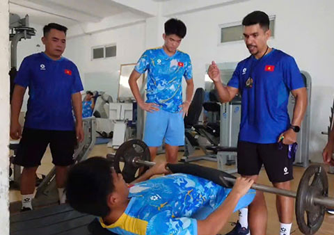 U17 Việt Nam rèn thể lực dưới sự hướng dẫn của chuyên gia José Brandi Regato Neto