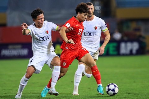 Pha tranh bóng quyết liệt giữa cầu thủ CAHN và Kashima Antlers. Ảnh: Đức Cường 