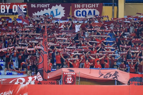 Các CĐV Kashima Antlers trên khán đài Hàng Đẫy. Ảnh: Đức Cường 