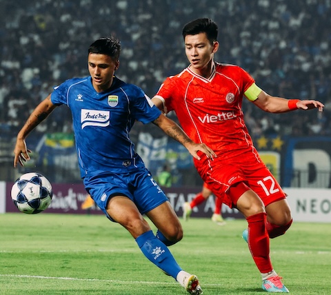 Pha tranh bóng của Tuấn Tài và cầu thủ Persib Bandung. ảnh: CTV 