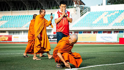 Kanchanaburi FC thuê nhà sư đến sân cúng giải hạn sau chuỗi 4 trận không thắng ở Thai League 2 