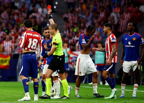 Yoro phải nhận thẻ đỏ ở trận Atletico 2-0 MU
