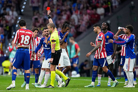 Yoro bị thẻ đỏ trước Atletico có oan ức?