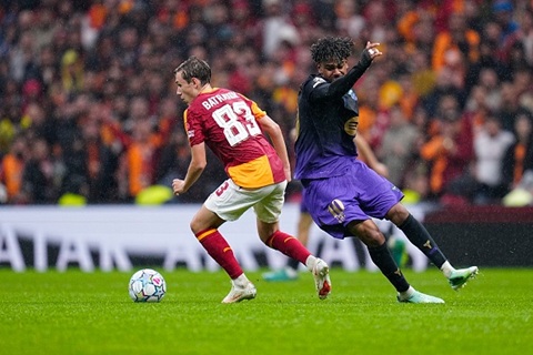 Yamal nhảy múa giữa hàng thủ Galatasaray