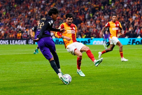 Lamine Yamal làm động tác "fake rabona" để vượt qua Eren Elmali trong pha bóng dẫn đến bàn thắng thứ ba cho Barcelona
