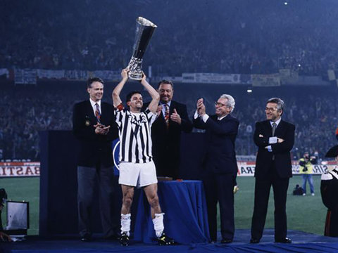 Lần gần nhất Juventus vô địch UEFA Cup là mùa giải 1992/93, khi Roberto Baggio còn thi đấu
