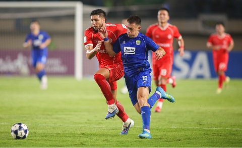 Thể Công trong trận thua Persib Bandung 