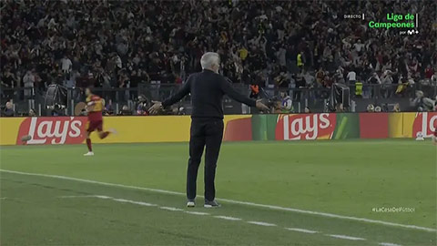 Mourinho bực tức ở tình huống Vinicius mắc lỗi dẫn đến bàn thua của Real