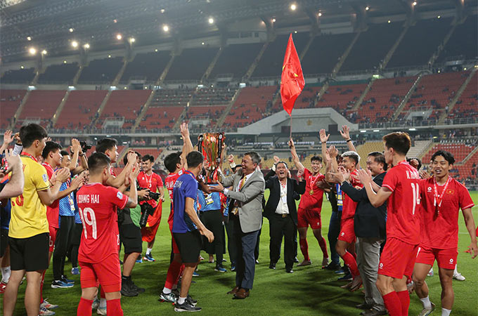 Chủ tịch VFF Trần Quốc Tuấn ăn mừng chức vô địch AFF Cup 2024 cùng ĐT Việt Nam - Ảnh: Đức Cường