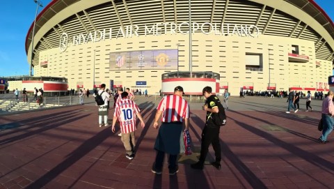NHM Atletico đứng xem bảng tên của các ngôi sao tại "Đại lộ huyền thoại" bên ngoài sân Metropolitano. Ảnh: Mundo Deportivo