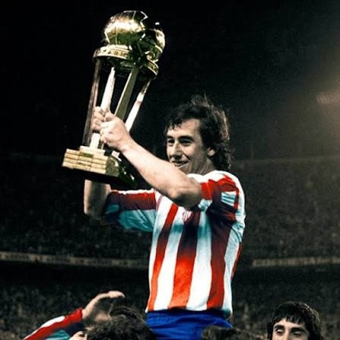 Adelardo Rodriguez và chiếc Cúp Liên lục địa năm 1975. Ảnh: Atletico de Madrid