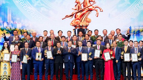 Phó Thủ tướng Thường trực Chính phủ Phạm Gia Túc chúc mừng các Doanh nhân được vinh danh Doanh nhân Việt Nam tiêu biểu - Cúp Thánh Gióng năm 2026
