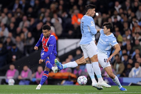 Desire Doue mở tỷ số bằng cú sút táo bạo vào góc gần khung thành Man City