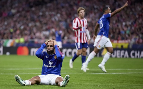 Bryan Mbeumo tiếc nuối sau khi bỏ lỡ cơ hội ghi bàn trong trận đấu với Atletico Madrid