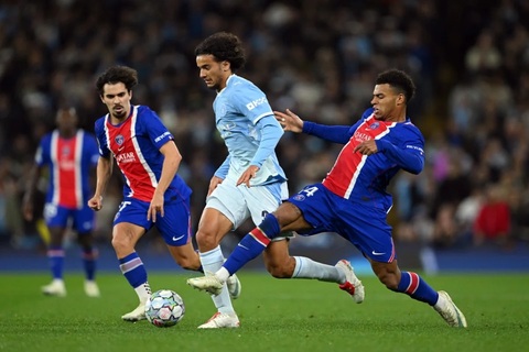 Bouaddi tung hoành trước các tiền vệ của PSG