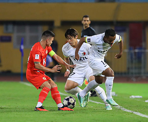 CAHN (áo đỏ) để thua 0-1 trước Kashima Antlers hôm 13/10. Ảnh: Đức Cường