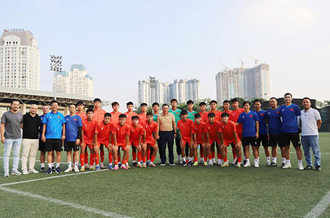 HLV Hoàng Anh Tuấn thay mặt toàn đội hứa hoàn thành nhiệm vụ được Chủ tịch VFF Trần Quốc Tuấn giao