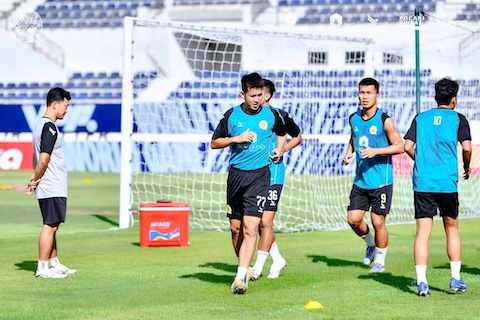 Quy Nhơn UTD tập luyện chuẩn bị cho trận đấu với BM Sài Gòn. Ảnh: CTV