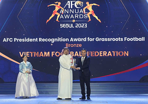 Chủ tịch Trần Quốc Tuấn đại diện VFF nhận giải thưởng ghi nhận của Chủ tịch AFC dành cho Bóng đá trẻ cộng đồng năm 2023