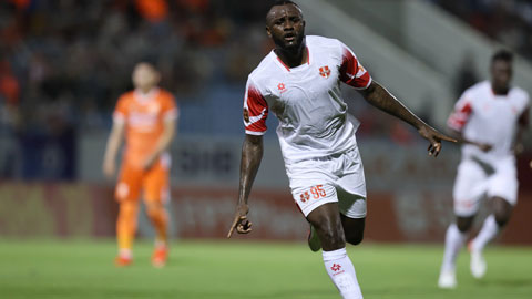 Tagueu lập một cú hat-trick cho Hải Phòng. Ảnh - Đức Cường