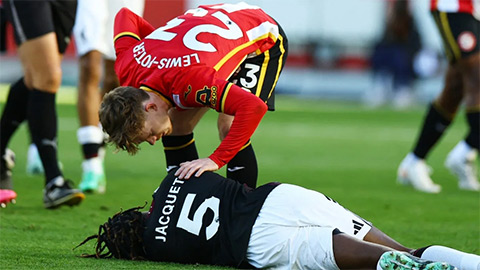 Jacquet bị phạm lỗi trong vòng cấm Brentford nhưng trọng tài chỉ đuổi cầu thủ chủ nhà mà không cho The Reds hưởng 11 mét