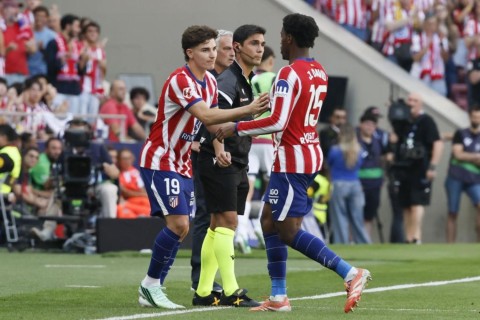 Julian Alvarez giờ thậm chí phải ngồi dự bị cho Jonathan David. Ảnh: Marca