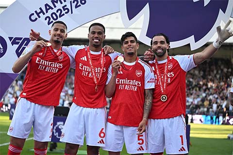 Arsenal vô địch mùa trước nhờ luôn nắm thế chủ động