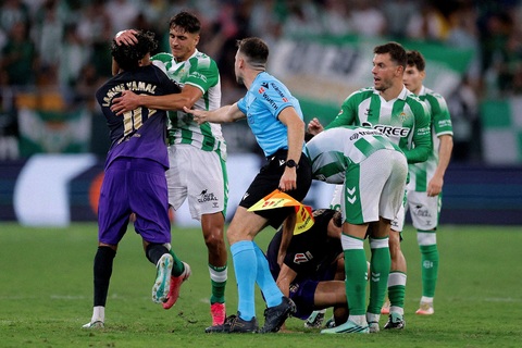 Tình huống xô xát trên sân của Yamal khiến một cầu thủ của Betis phải nhận thẻ đỏ