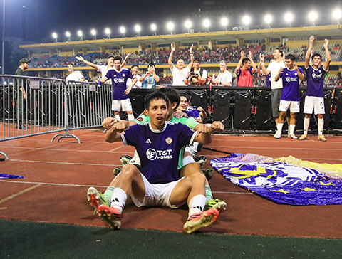 Các cầu thủ Hà Nội ăn mừng sau khi chiến thắng trong trận derby thủ đô. Ảnh: Minh Tuấn