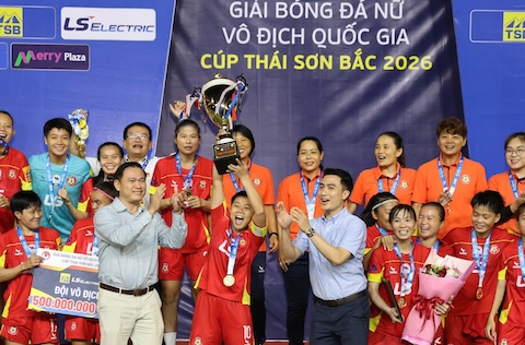 Ông Trần Anh Tú trao cúp vô địch cho CLB TP.HCM I. ảnh: Đông Huyền