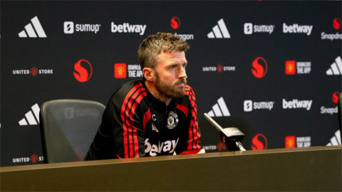 Fan MU không thể hiểu nổi cách sắp xếp đội hình của Carrick