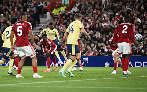 Khoảnh khắc Madueke ghi bàn quyết định cho Arsenal
