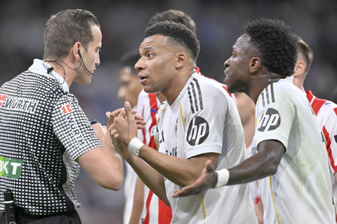 Trọng tài Javier Alberola Rojas từng không cho Real Madrid hưởng 11 mét khi Mbappe bị phạm lỗi trong vòng cấm ở trận gặp Girona mùa trước