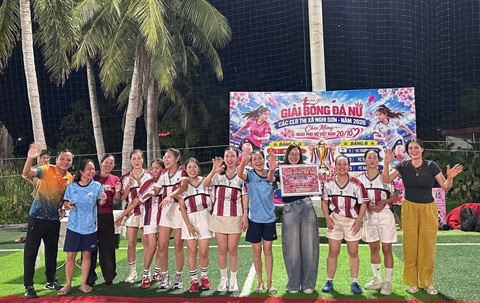 Các cô giáo của đội FC Mầm Non vừa giành Hạng Ba chung cuộc lại có thêm giải hội CĐV xuất sắc