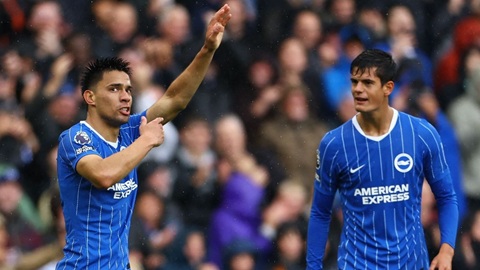 Diego Gomez (trái) ăn mừng sau khi thực hiện siêu phẩm sút xa vào lưới Crystal Palace