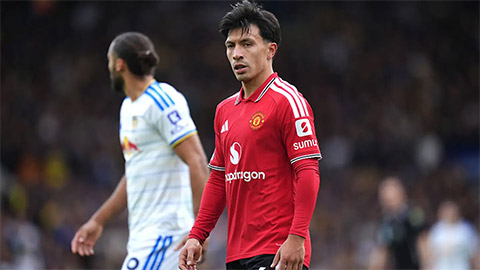 Lisandro Martinez bị đau ở trận hòa Leeds