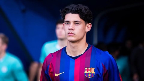 Cuộc khủng hoảng hàng thủ đã khiến HLV Hansi Flick phải cầu viện tới cậu nhóc 18 tuổi Alex Campos. Ảnh: Tribuna