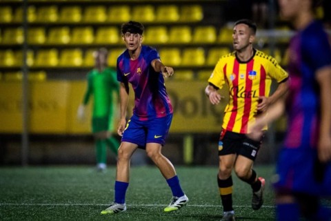 Alex Campos tới La Masia khi mới 12 tuổi và đã trải qua mọi cấp độ trẻ của Barca. Ảnh: Mundo Deportivo