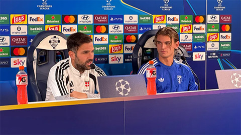 Fabregas đã nhận câu hỏi về khả năng tiếp quản MU thay Carrick