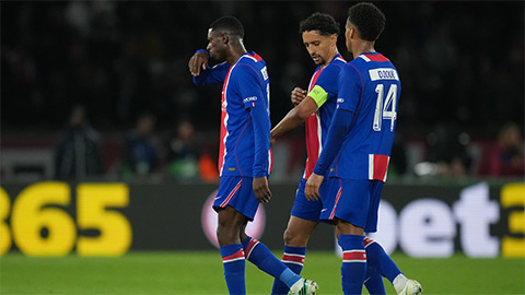 Dembele (ngoài cùng trái) đã phải sớm rời sân